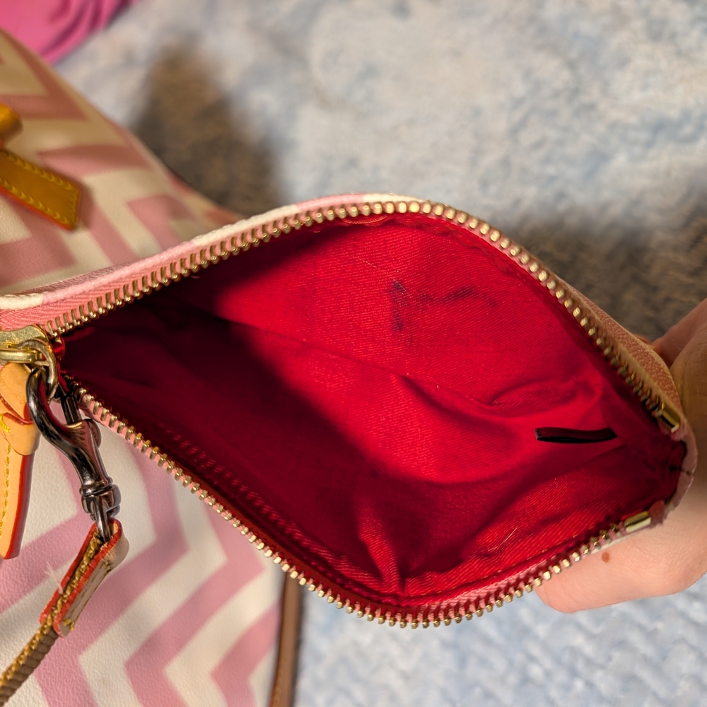 🚫🚫SOLD🚫🚫Dooney & Bourke Pink Chevron Tote Bag - Picture 11 of 14